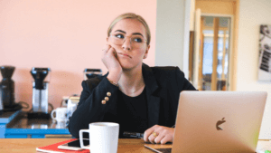 Das Beamten-Dasein kann langweilig werden - warum nicht nebenbei Freelancen